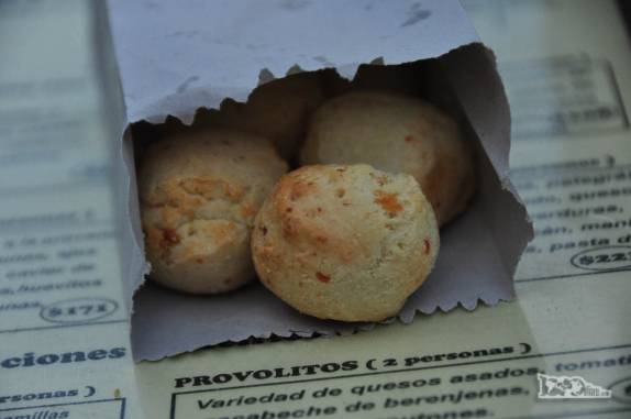 Encontramos deliciosos pães de queijo em Colón, na Argentina